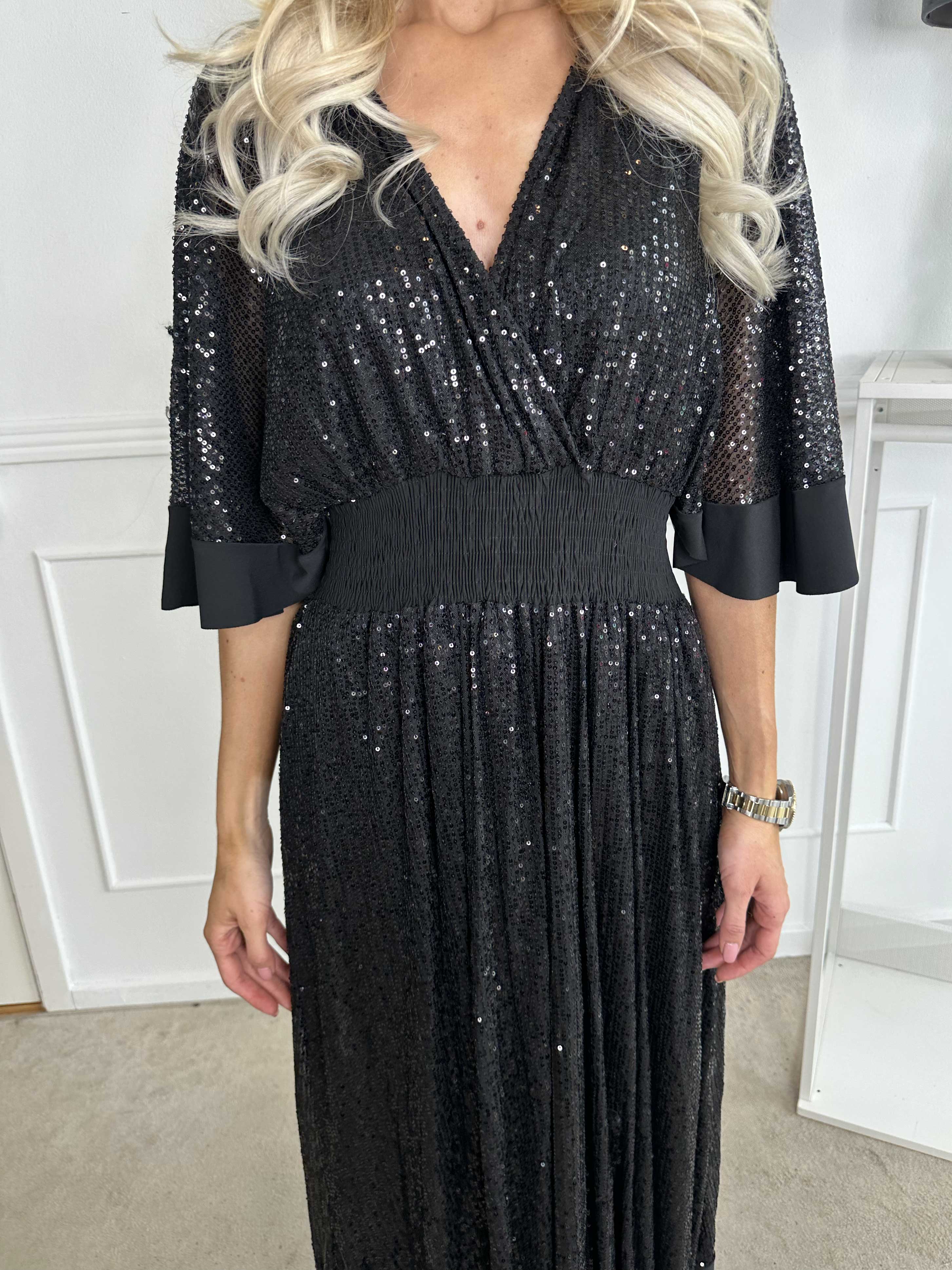 Pamela Glitter - Lang pailletkjole med flæser og smock